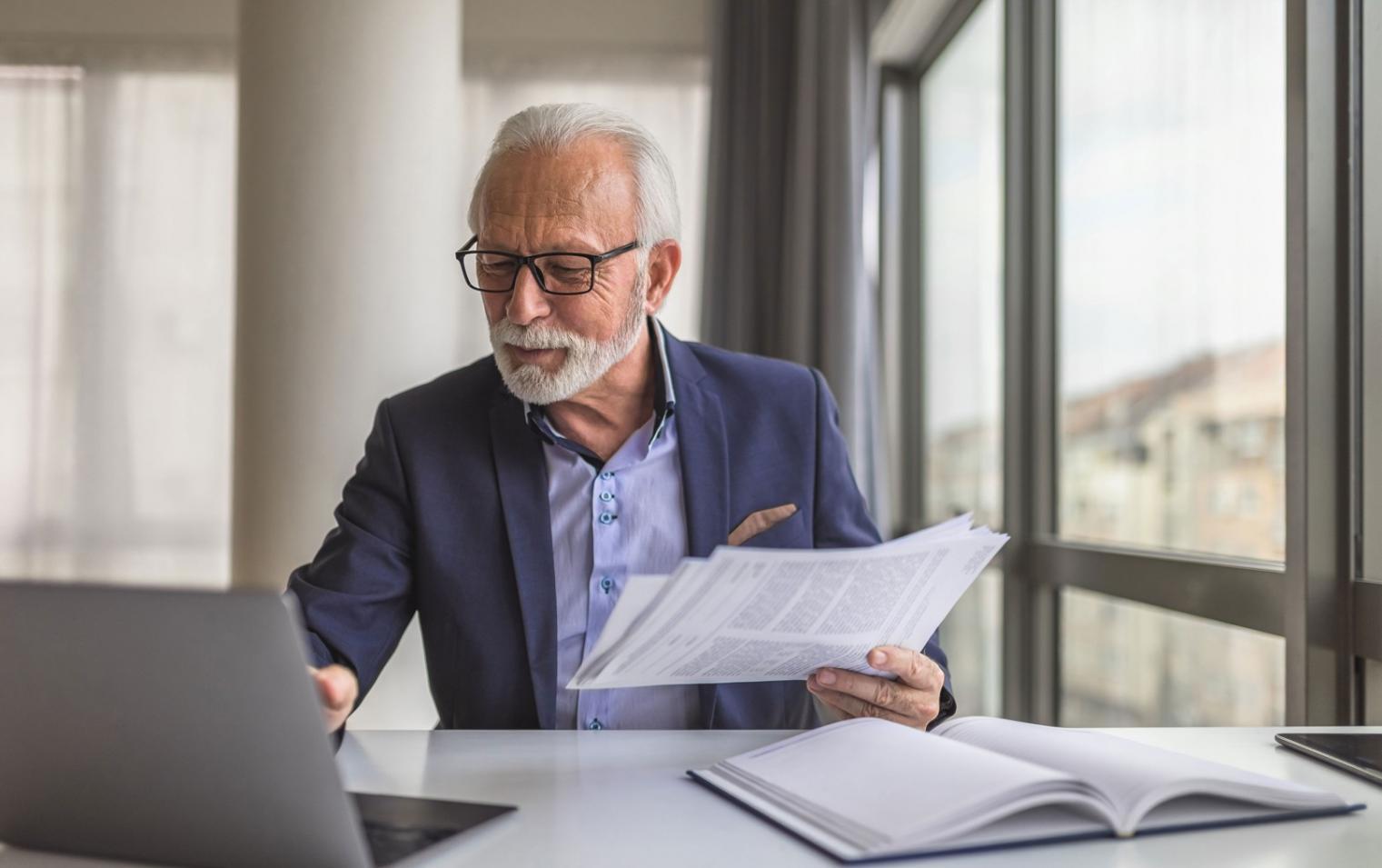 Teilnehmer arbeiten an Geschäftsmodell-Strategien in interaktiver Lernsitzung