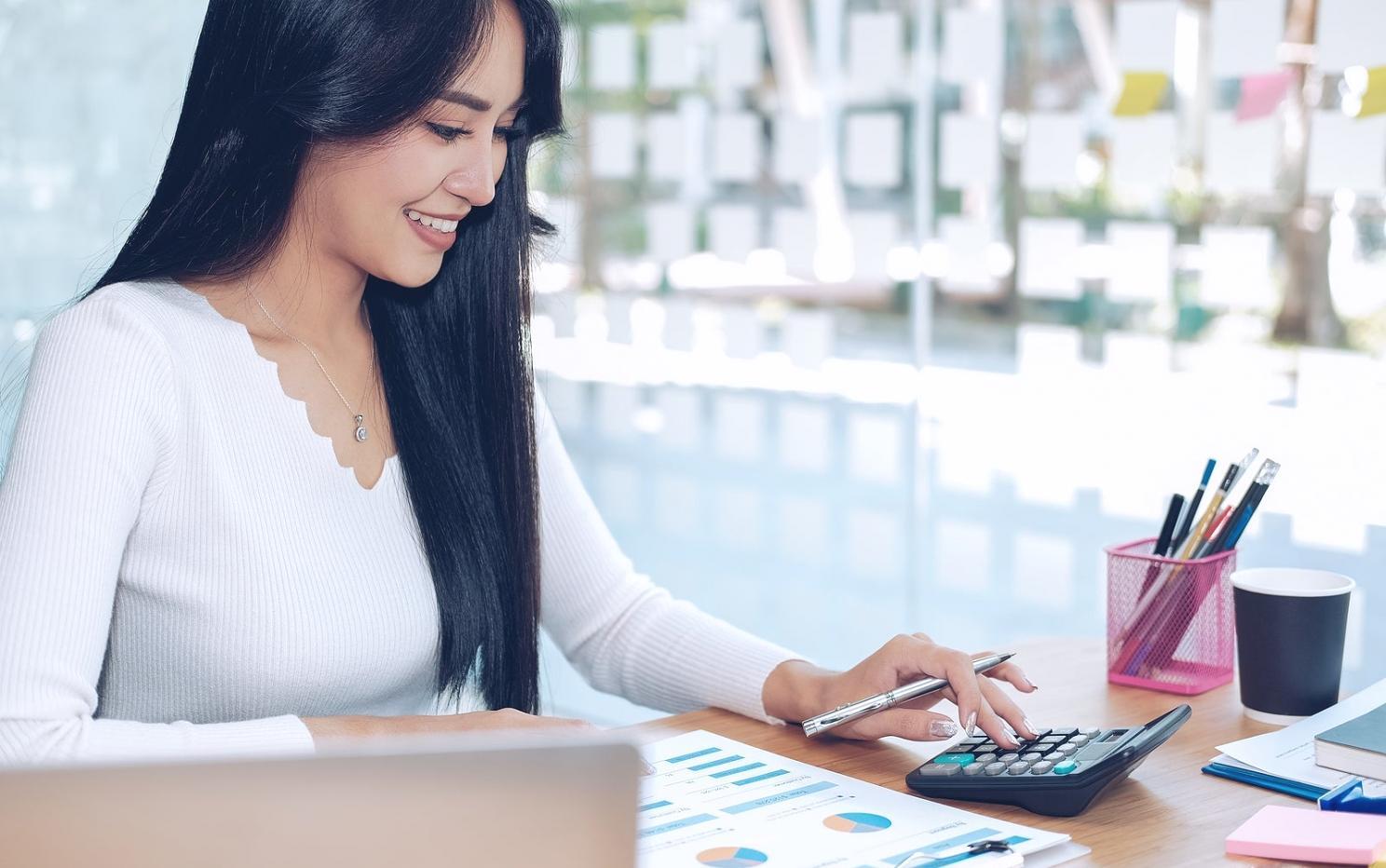 Teilnehmer bei der praktischen Arbeit an Geschäftsmodellen